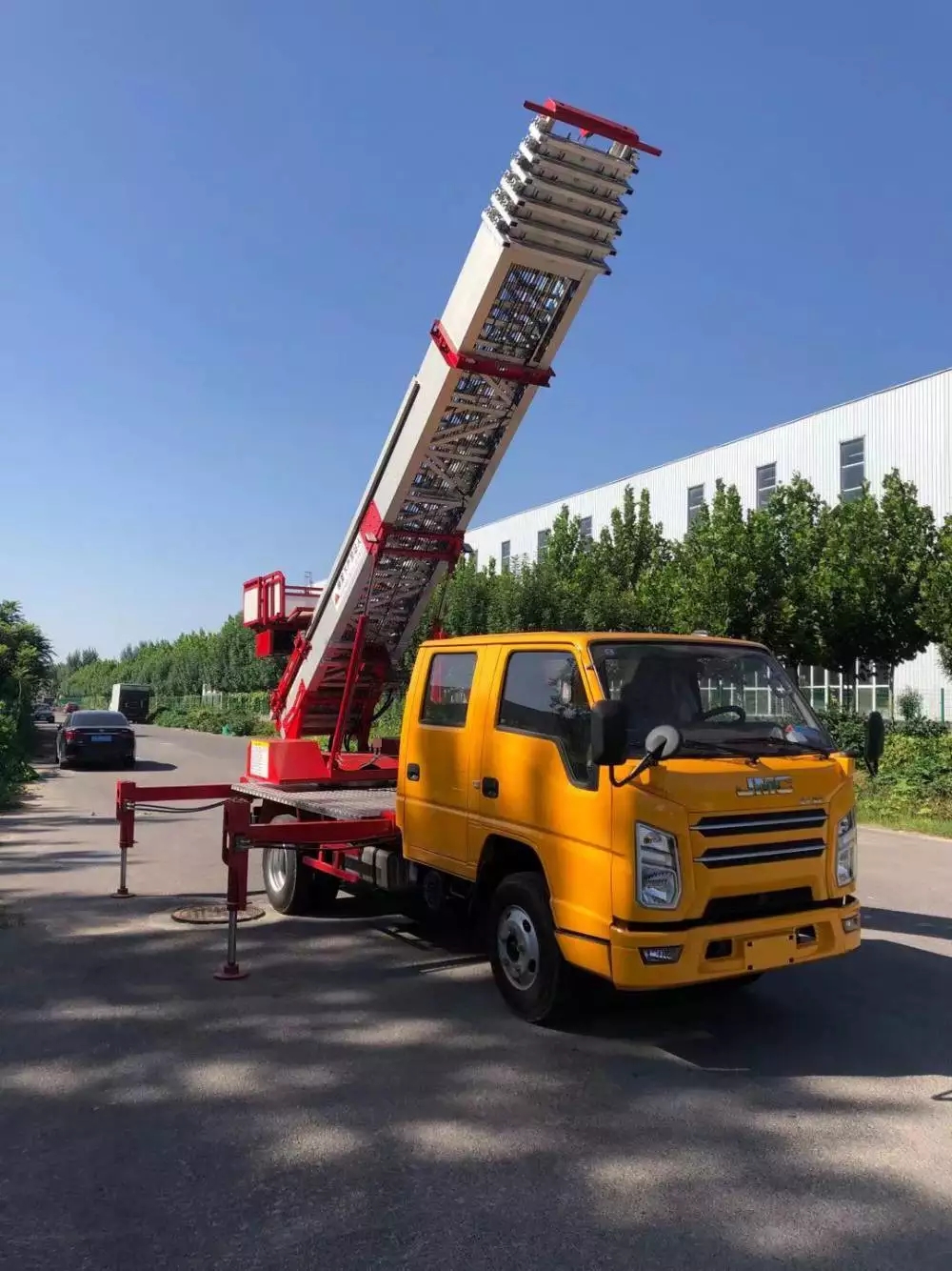 九湖镇附近的云梯车出租服务：轻松解决高空作业需求