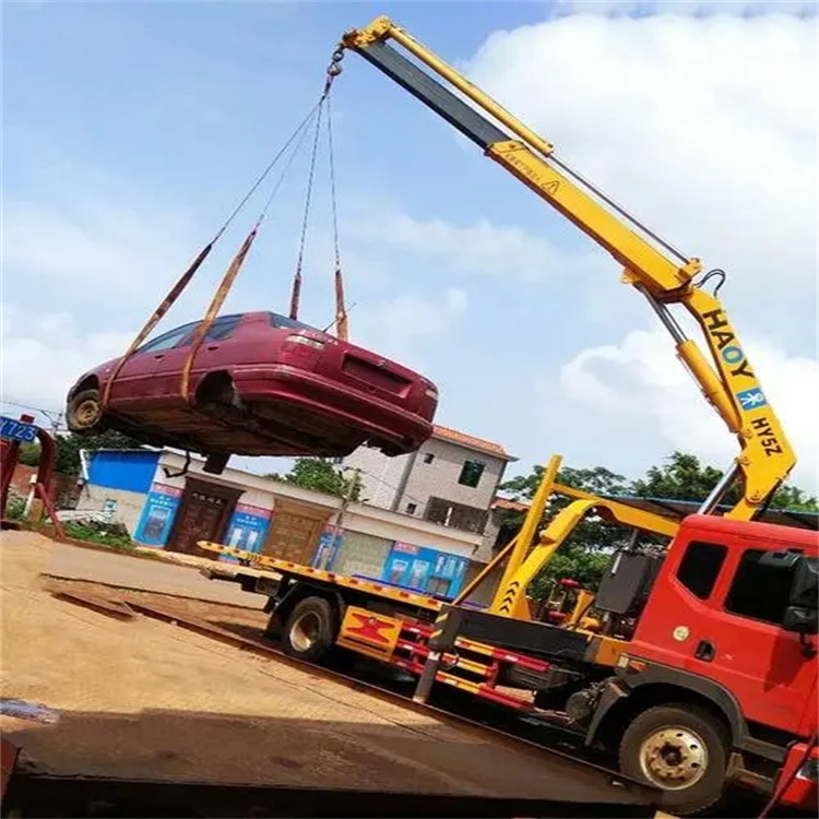 九湖镇吊车吊汽车的正确方法